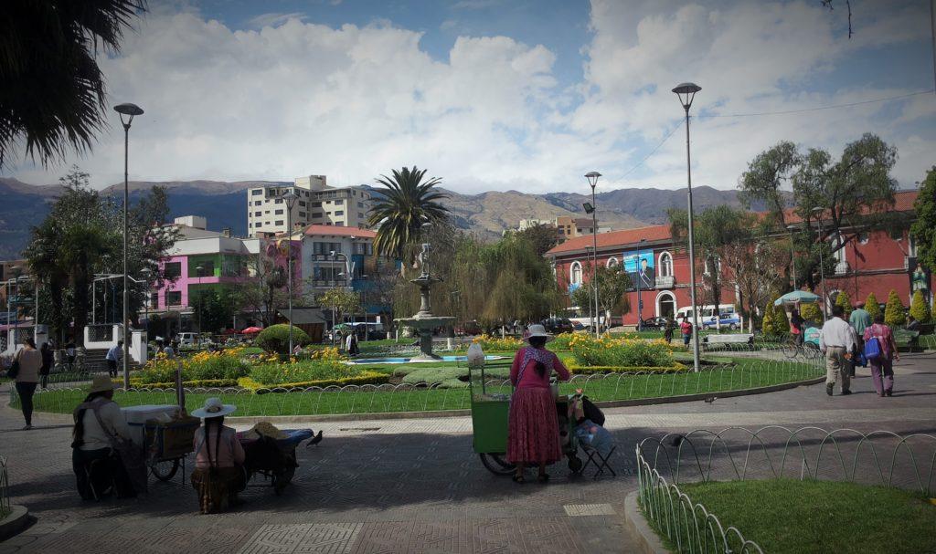Ihmisiä Cochabamban Plaza Colonilla