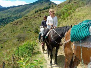 ICYE-vapaaehtoistyöntekijä Karoliina ratsastamassa Ecuadorissa.