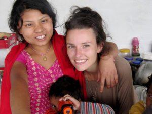Vapaaehtoistyöntekijä Maria ja ystävät Nepalissa