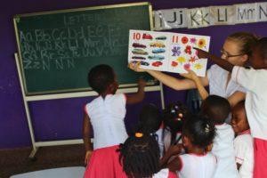 ICYE-vapaaehtoistyöntekijä ghanalaisessa koulussa