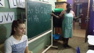 ICYE-vapaaehtoistyöntekijä Vera Appiah ja opettaja Jodie Jungesblut luokkahuoneessa Ghanassa.