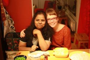 Intialainen vapaaehtoistyöntekijä Sharon ja tukihenkilö Annukka