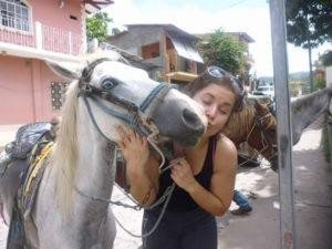 Hevonen ja vapaaehtoistyöntekijä Isabel Hondurasissa.