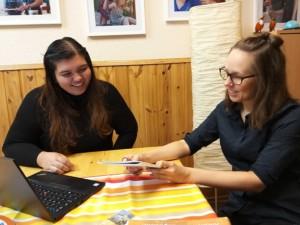 ESC volunteer Isa Hernandez and communications officer Minna Räisänen at a table at the office of Maailmanvaihto.