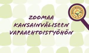 Graafinen kuva, jossa otsikko "Zoomaa kansainväliseen vapaaehtoistyöhön" sekä suurennuslasi, jonka läpi näkyy Maailmavaihdon logo.