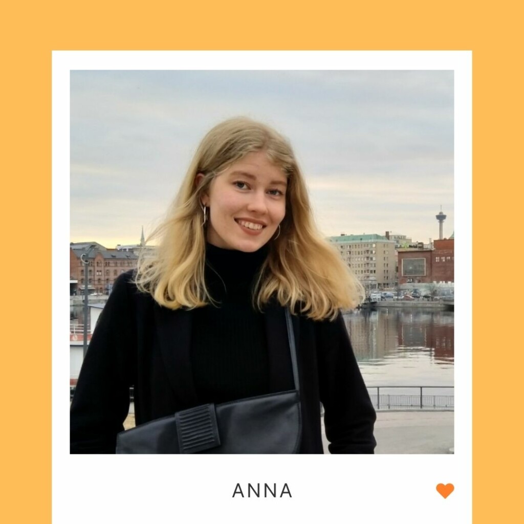 Hymyilevä henkilö puolikuvassa, taustalla kaupunkimaisemaa, alla teksti "Anna" ja oranssi sydän.
