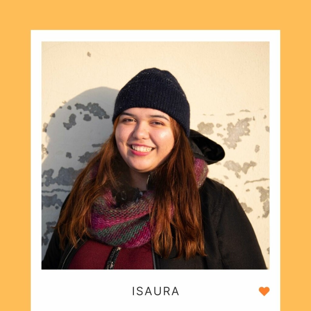 A smiling person in front of a wall, under the photo the text "Isaura" and an organge heart.