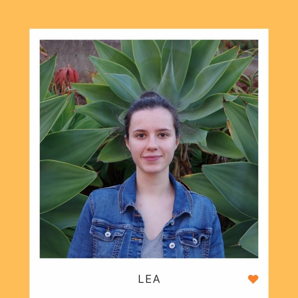 Hymyilevä henkilö puolikuvassa, taustalla kasveja, alla teksti "Lea" ja oranssi sydän.